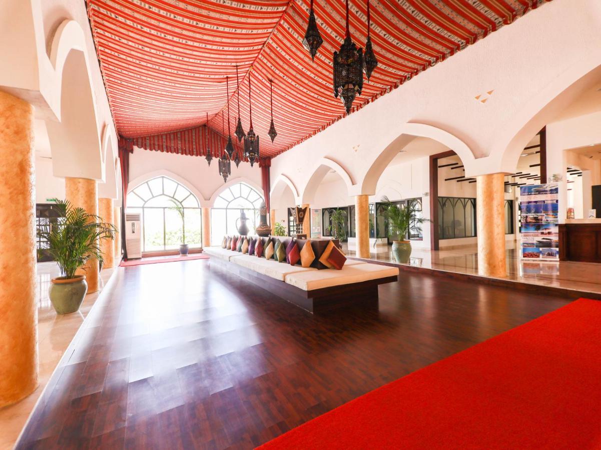 Capital O133 Al Sawadi Beach Resort & Spa Barka Bagian luar foto