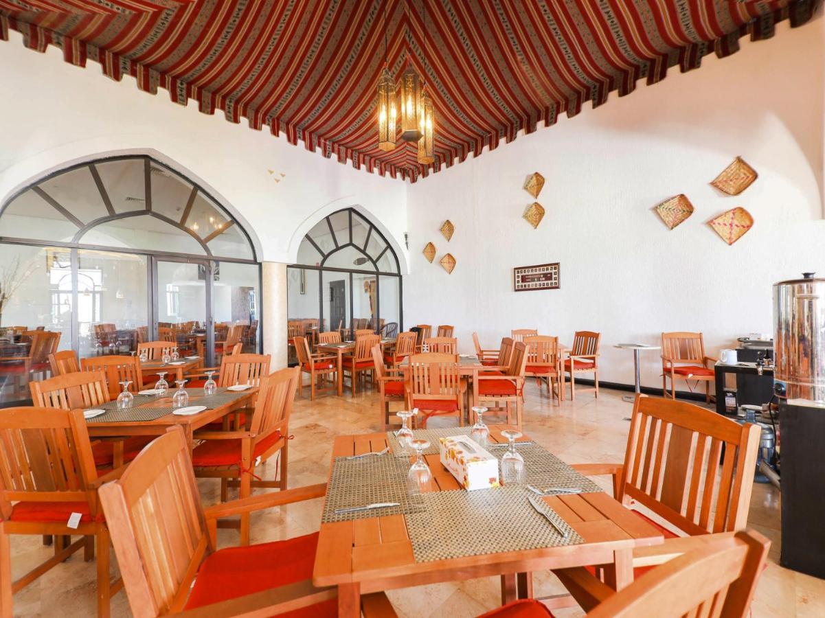 Capital O133 Al Sawadi Beach Resort & Spa Barka Bagian luar foto