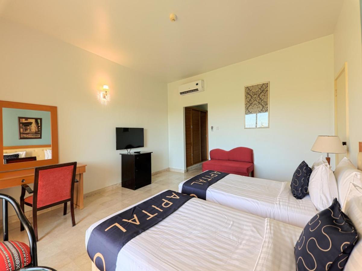 Capital O133 Al Sawadi Beach Resort & Spa Barka Bagian luar foto