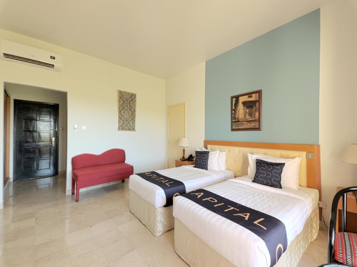 Capital O133 Al Sawadi Beach Resort & Spa Barka Bagian luar foto