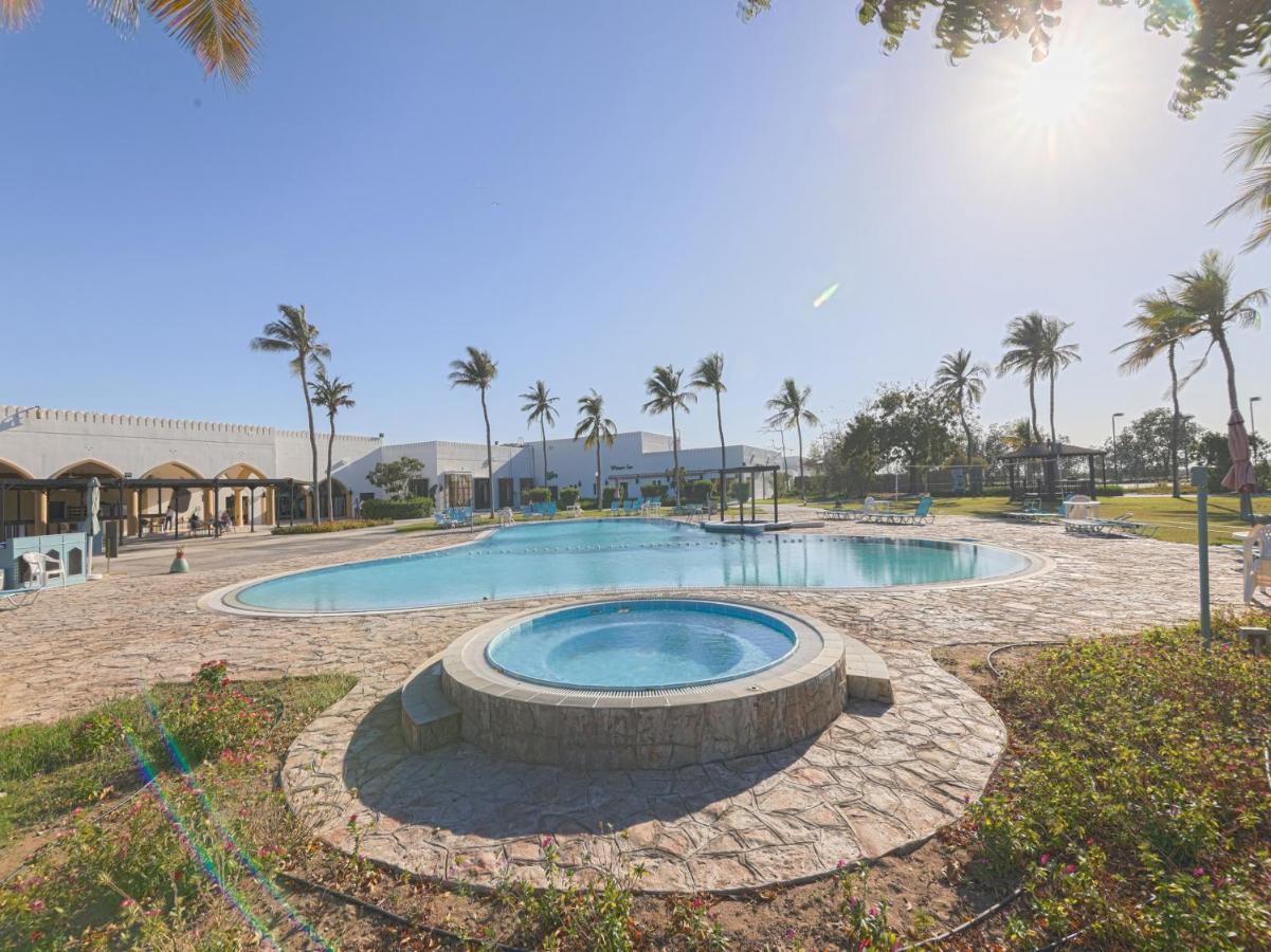 Capital O133 Al Sawadi Beach Resort & Spa Barka Bagian luar foto