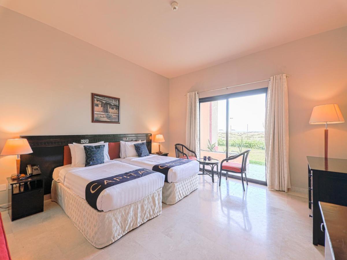 Capital O133 Al Sawadi Beach Resort & Spa Barka Bagian luar foto
