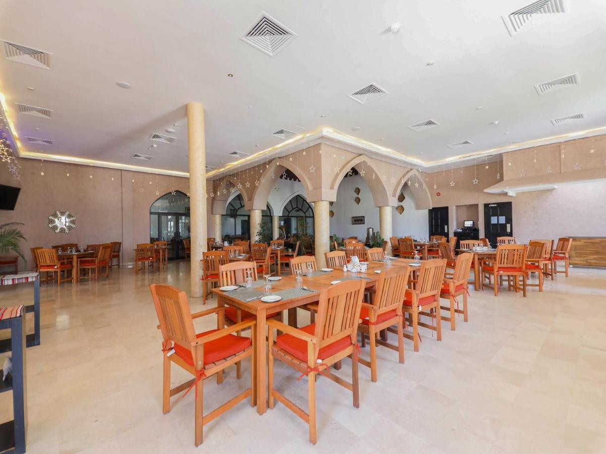 Capital O133 Al Sawadi Beach Resort & Spa Barka Bagian luar foto